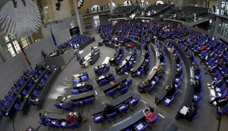 Η Bundestag καλεί την κυβέρνηση να θέσει εκτός νόμου την οργάνωση “Γκρίζοι Λύκοι”