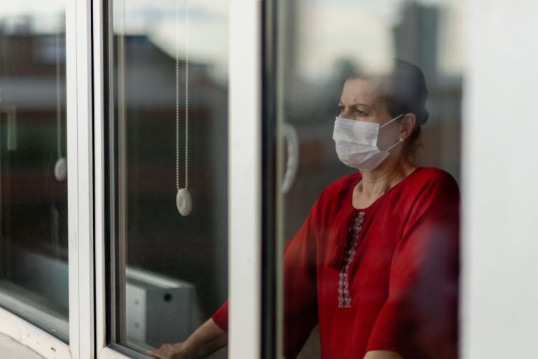 Υγεία: Η κοινωνική απομόνωση αυξάνει τον κίνδυνο υπέρτασης στις γυναίκες