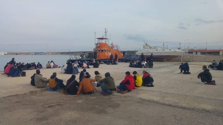 Κατάκολο: Σκάφος με 65 αλλοδαπούς επιχείρησε να περάσει στην Ιταλία (video)