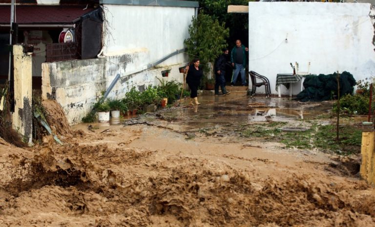 Κινδύνευσαν άνθρωποι στο Δήμο Χερσονήσου – Οκτώ έχει απεγκλωβίσει ως τώρα η πυροσβεστική