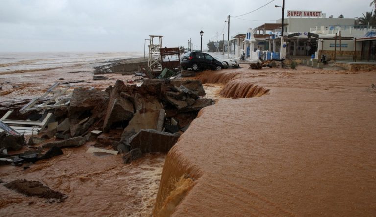 Εικόνες καταστροφής στη Χερσόνησο – Ζημιές σε δρόμους και σπίτια – Κινδύνεψαν άνθρωποι