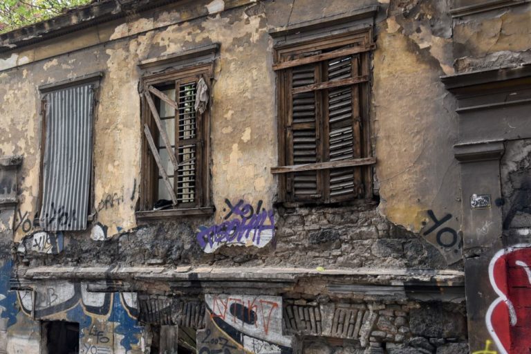 ΥΠΕΝ: Προθεσμία υποβολής καταλόγου ετοιμόρροπων κτιρίων