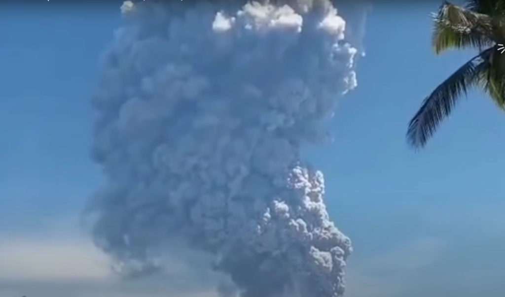 Ινδονησία: “Ξύπνησε” το ηφαίστειο Λεβοτόλο (video)