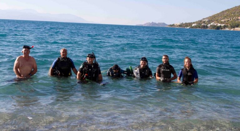 Πρόλαβαν το lockdown και καθάρισαν το βυθό και την παραλία στο Λουτράκι