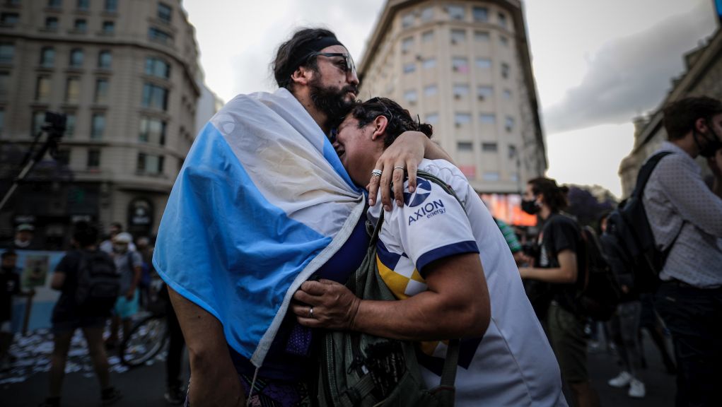 Η Αργεντινή θρηνεί για τον Θεό της – Εκατοντάδες χιλιάδες στο τελευταίο αντίο στον Μαραντόνα (video)