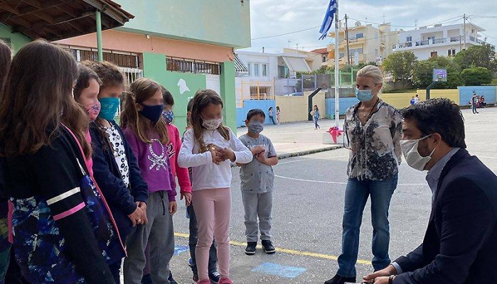 Χανιά: Μάσκες ειδικής κατασκευής μοίρασε σε σχολεία ο Δήμαρχος