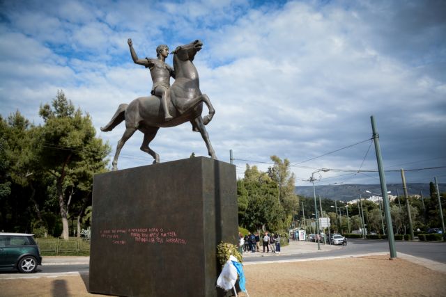 Ομάδα Κύπριων φοιτητών προσπάθησε να κρεμάσει πανό για τα Βαρώσια στο άγαλμα του Μ. Αλεξάνδρου