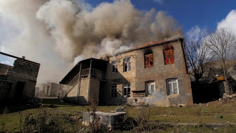 Ναγκόρνο Καραμπάχ: Αρμένιοι πυρπολούν τα σπίτια τους πριν εγκαταλείψουν την περιοχή