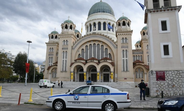 Σε επιφυλακή οι αρχές στην Πάτρα – Κεκλεισμένων των θυρών η λειτουργία (video)