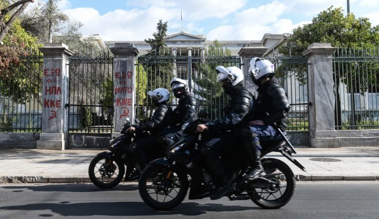 Σφοδρή αντιπαράθεση για την απόφαση περί απαγόρευσης υπαίθριων συναθροίσεων (video)