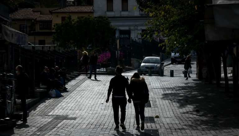 Επιφυλακτικοί οι επιστήμονες για την πορεία της πανδημίας – Ανησυχία για 18 περιοχές