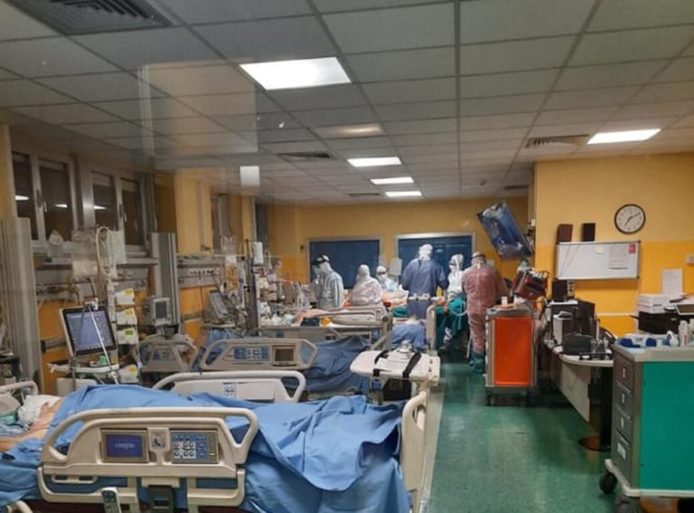 Αρχίατρος στο Τορίνο καλεί σε «ξενάγηση» στις ΜΕΘ όσους πιστεύουν ότι είναι άδεια τα ασθενοφόρα