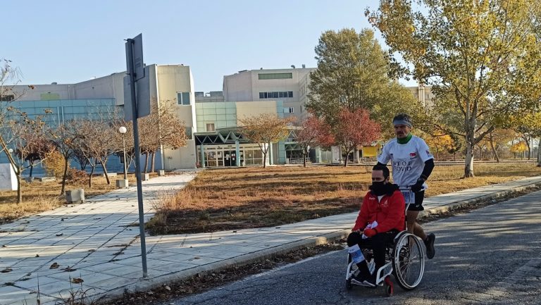 Σέρρες: Έτρεξαν το μαραθώνιο γύρω από το νοσοκομείο για το “ευχαριστώ” στο προσωπικό