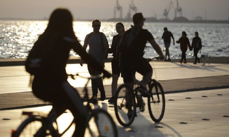 Γεμάτη με κόσμο η παραλία της Θεσσαλονίκης (video)