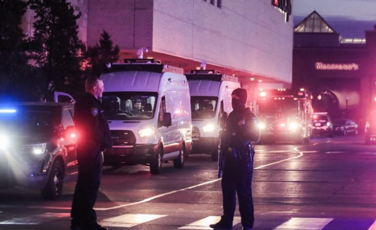 HΠA: Πυροβολισμοί σε εμπορικό κέντρο – Οκτώ τραυματίες – Καταζητείται ο δράστης