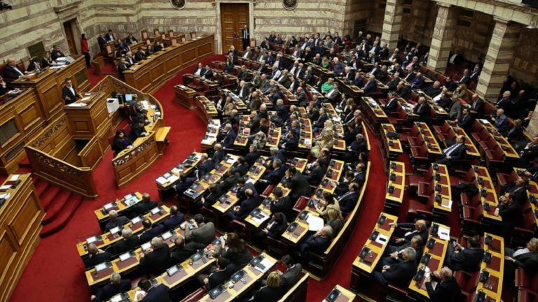 Υψηλοί τόνοι από ΣΥΡΙΖΑ και ΚΚΕ προς την κυβέρνηση για την πανδημία – Κατάθεση τροπολογίας από το Μερα25