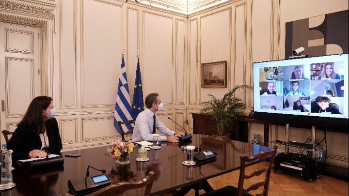 Τηλεδιάσκεψη του πρωθυπουργού με μαθητές από τα Χανιά – Κυρ. Μητσοτάκης: «Τα μικρά παιδιά μας έβαλαν δύο φορές τα γυαλιά»