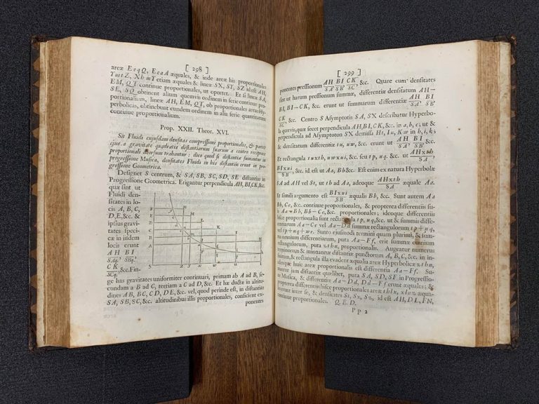 «Ντετέκτιβ» χαμένων βιβλίων ανακάλυψαν άγνωστα αντίτυπα της πρώτης έκδοσης του εμβληματικού έργου «Principia» του Νεύτωνα