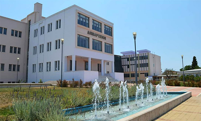 Καλαμάτα: Λιγότερα κρούσματα, αλλά κλειστά σχολικά τμήματα και το ταμείο του Δημαρχείου