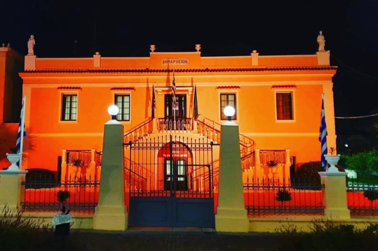 Άργος: Συμβολικός φωτισμός του παλιού δημαρχείου