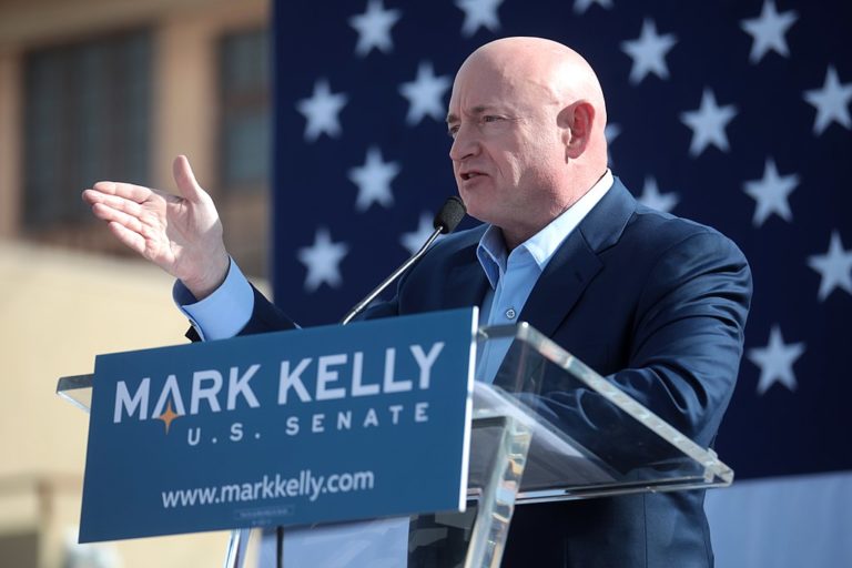 Πώς η τεχνητή νοημοσύνη βοήθησε τον πρώην αστροναύτη Μαρκ Κέλι να εκλεγεί στη Γερουσία