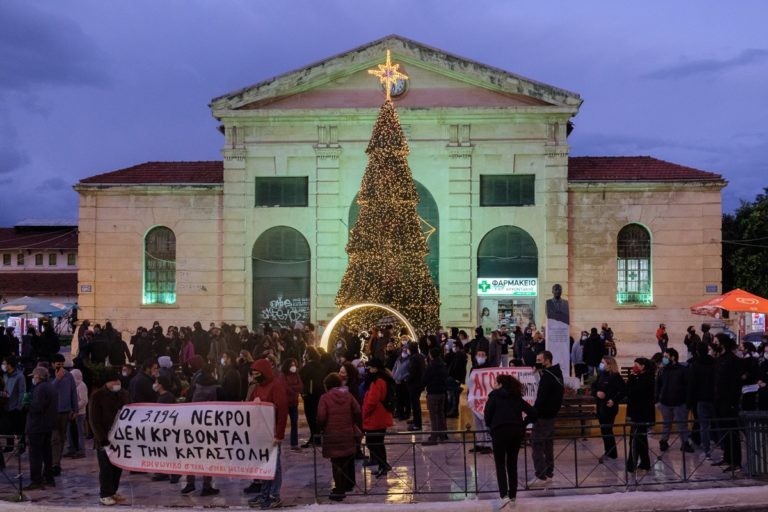Χανιά: Διαμαρτυρία στην πλατεία της Αγοράς για τα επεισόδια και της συλλήψεις της 6ης Δεκεμβρίου