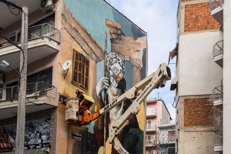 Δράμα: Εντυπωσιάκό γκράφιτι για τον κορονοϊό σε πολυκατοικία – Δείτε φωτογραφίες
