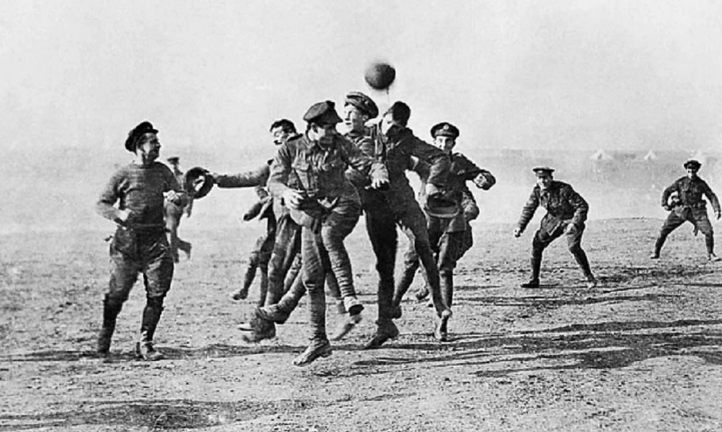 1914: “Ρεβεγιόν” με ποδόσφαιρο και ειρήνη έξω από τα χαρακώματα