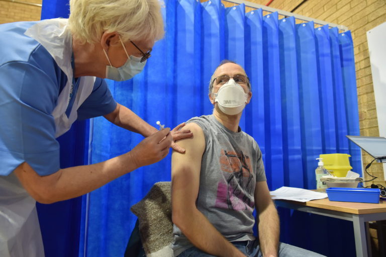 Ηνωμένο Βασίλειο: Δεκάδες χιλιάδες άτομα εμβολιάστηκαν