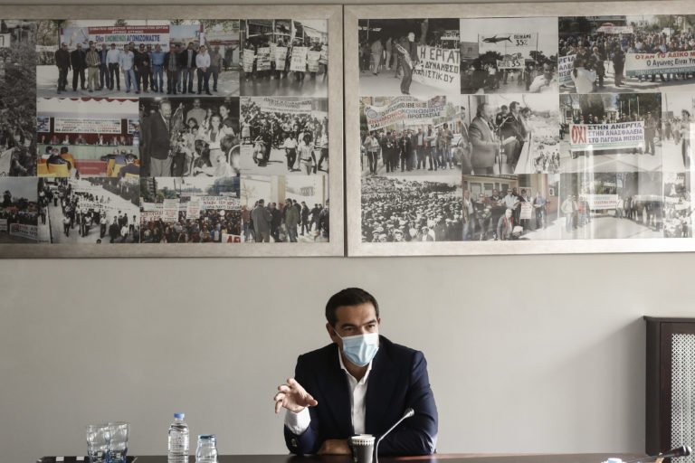 Επίθεση Τσίπρα στην κυβέρνηση για τη διαχείριση της πανδημίας – Τι απαντά ο Στέλιος Πέτσας