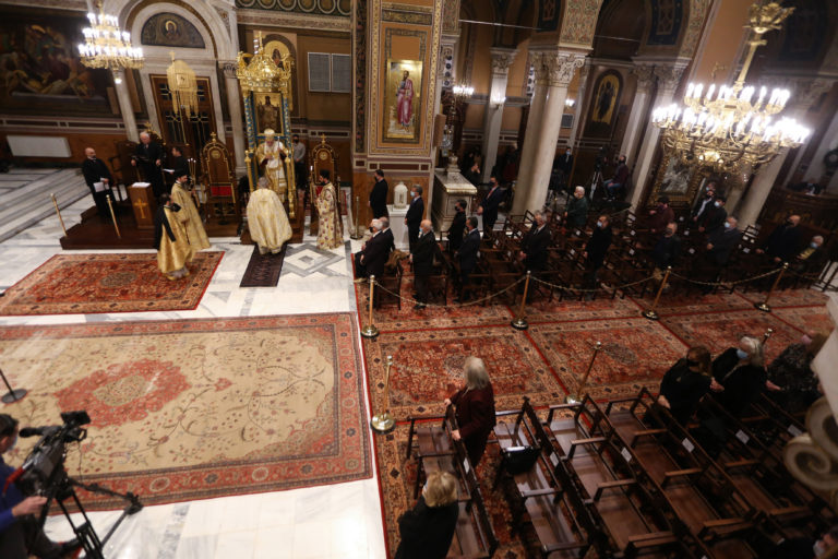 Με κατάνυξη και τήρηση των μέτρων η Θεία Λειτουργία στη Μητρόπολη Αθηνών