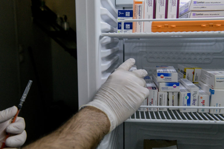 ΗΠΑ: Αλλεργική αντίδραση εμφάνισε υγειονομικός υπάλληλος μετά τον εμβολιασμό