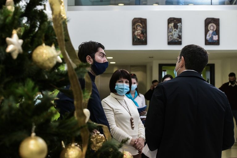 Χριστουγεννιάτικα κάλαντα στον πρόεδρο του ΣΥΡΙΖΑ από τα παιδιά στην Κιβωτό του Κόσμου