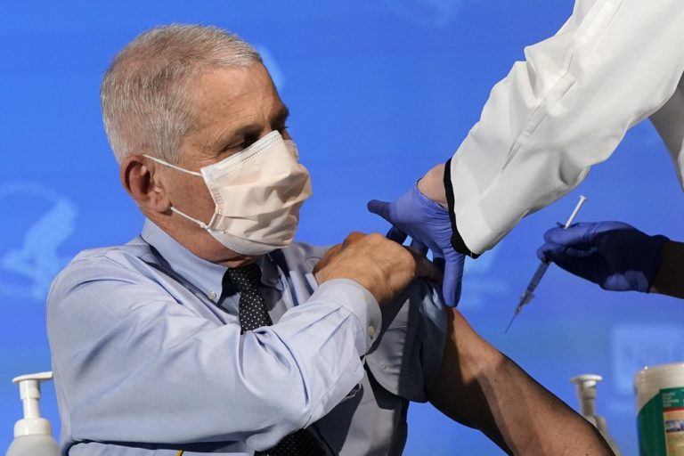 ΗΠΑ: O Δρ Α. Φάουτσι εμβολιάστηκε μπροστά στις κάμερες