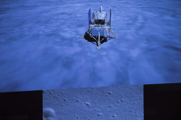 Επιστρέφει στη Γη με σεληνιακό υλικό το κινεζικό ρομποτικό σκάφος Chang’e 5