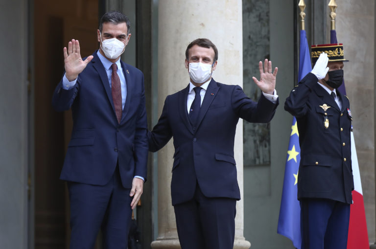 Σε καραντίνα ο Ισπανός πρωθυπουργός μετά την συνάντηση με τον Μακρόν