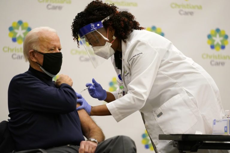 ΗΠΑ: Ο Μπάιντεν έκανε το εμβόλιο κατά της Covid-19 μπροστά στις κάμερες