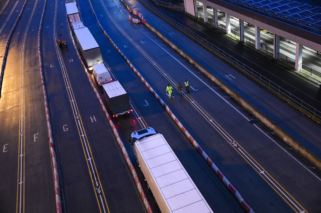 Βρετανία: Κοντά στο Ντόβερ, αποκλεισμένοι οδηγοί κάνουν Χριστούγεννα μέσα στα φορτηγά τους