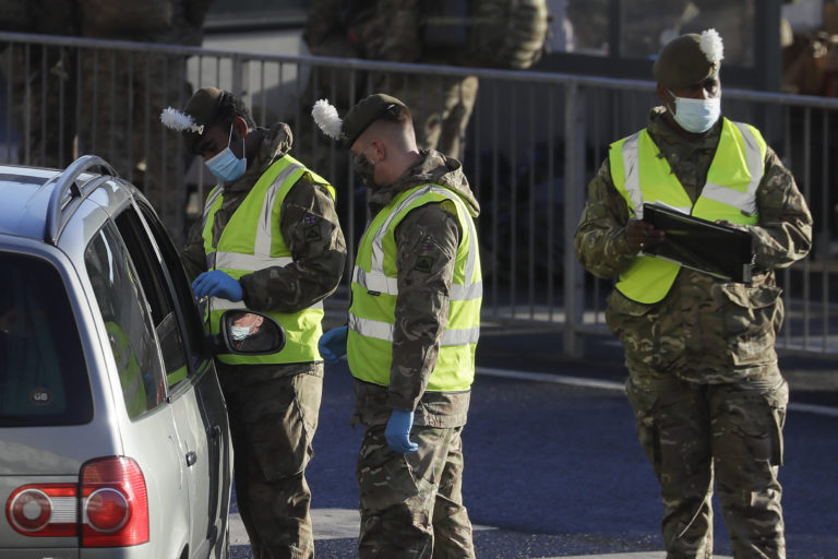 Η Βρετανία αναπτύσσει 800 στρατιώτες στο Ντόβερ για να μειωθούν οι γραμμές αναμονής