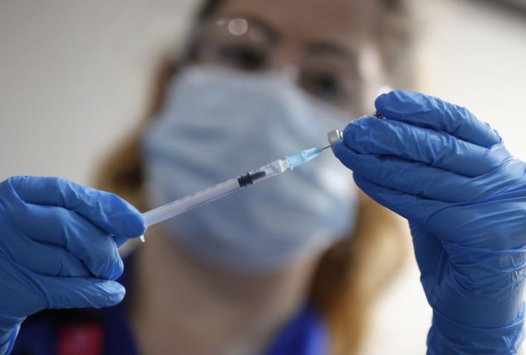 Καθυστέρηση στο εμβόλιο Sanofi και GSK κατά του κορονοϊού