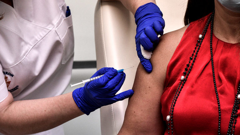 Την Τρίτη στην Ελλάδα η πρώτη μεγάλη παρτίδα των εμβολίων για τον κορονοϊό (video)