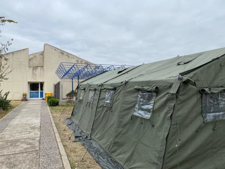 Νοσοκομείο Ξάνθης: Στρατιωτική σκηνή για την προστασία των πολιτών από τα καιρικά φαινόμενα έστησε το ΥΠΕΘΑ