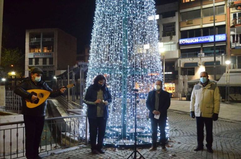 Κομοτηνή: Φωταγωγήθηκε το Χριστουγεννιάτικο δέντρο στην κεντρική πλατεία