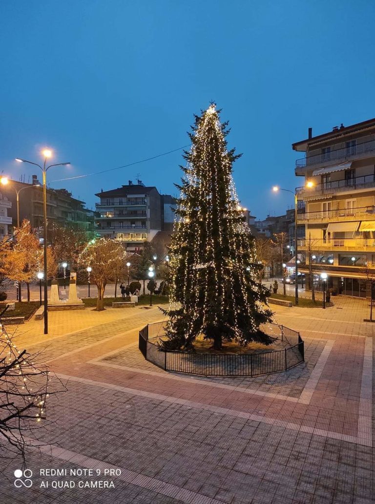 Άναψαν τα 10.000 λαμπιόνια του Χριστουγεννιατικου δέντρου στην Φλώρινα