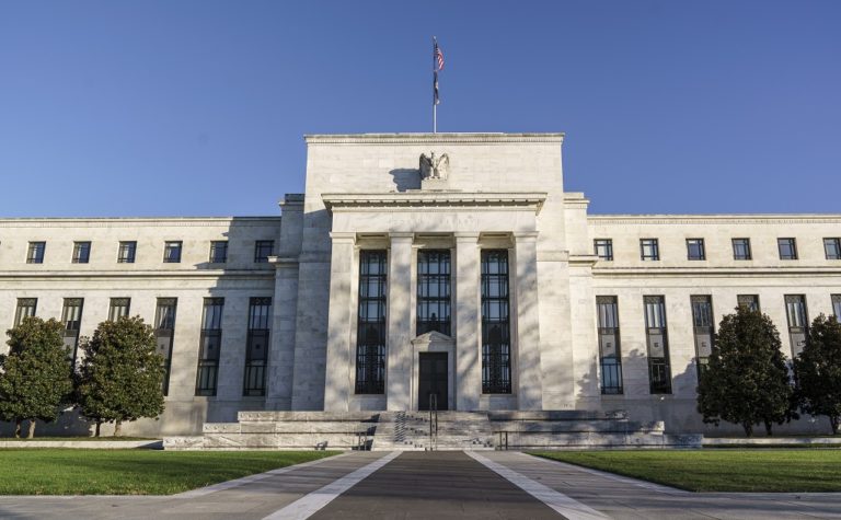 Fed: Aνακάμπτει η οικονομία των ΗΠΑ αλλά απέχει από τα επίπεδα του 2019