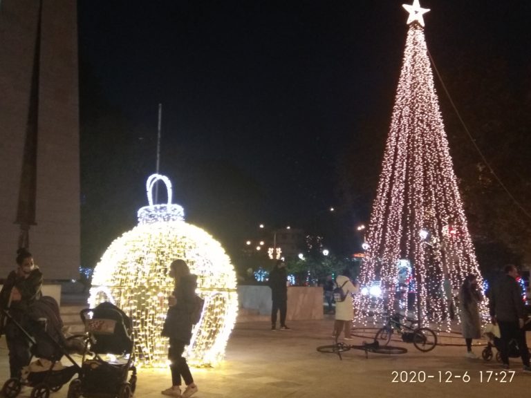 Αρχή των εορταστικών εκδηλώσεων σήμερα στη Λάρισα με το άναμμα του δένδρου