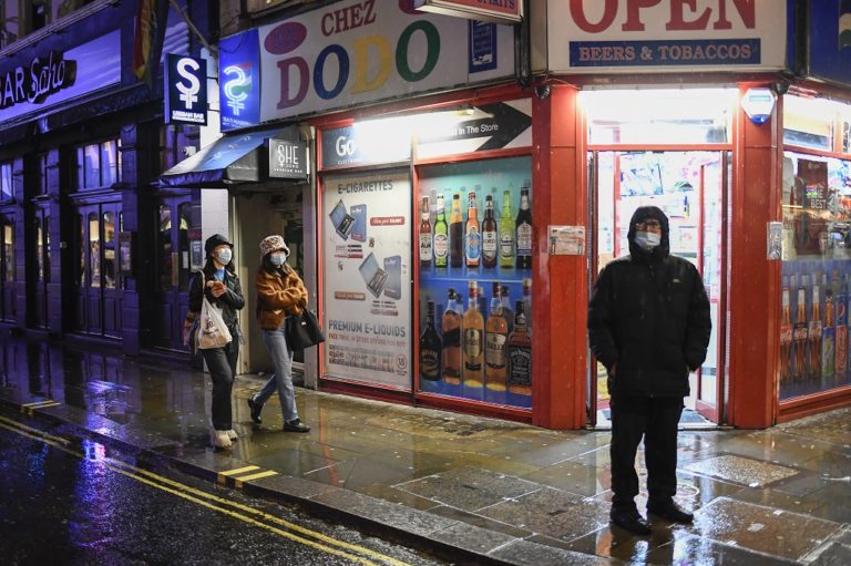 Πολιτική και επιστημονική πίεση στη Βρετανία ενόψει των Χριστουγέννων