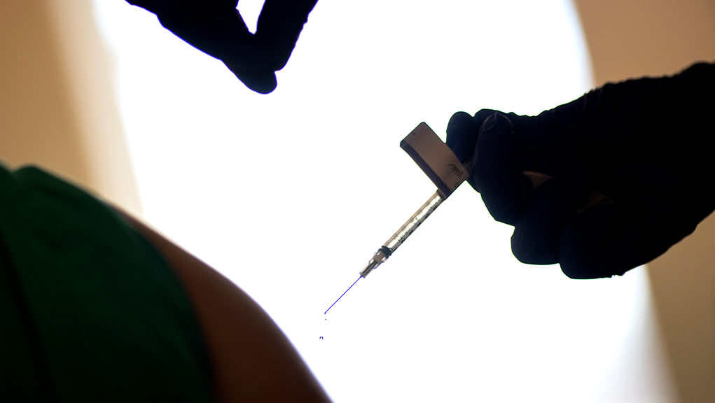 Η BioNTech αρχίζει τη δουλειά πάνω σ’ ένα εμβόλιο ειδικά για την παραλλαγή Όμικρον