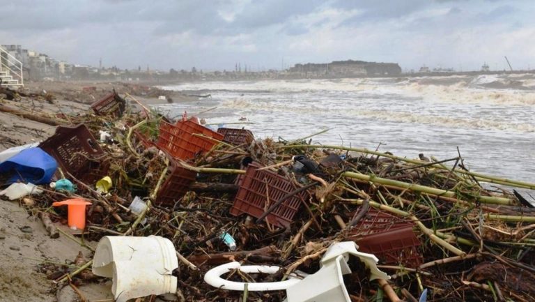 Ρέθυμνο: Χιλιάδες τόνοι σκουπιδιών στις παραλίες μετά τη νεροποντή