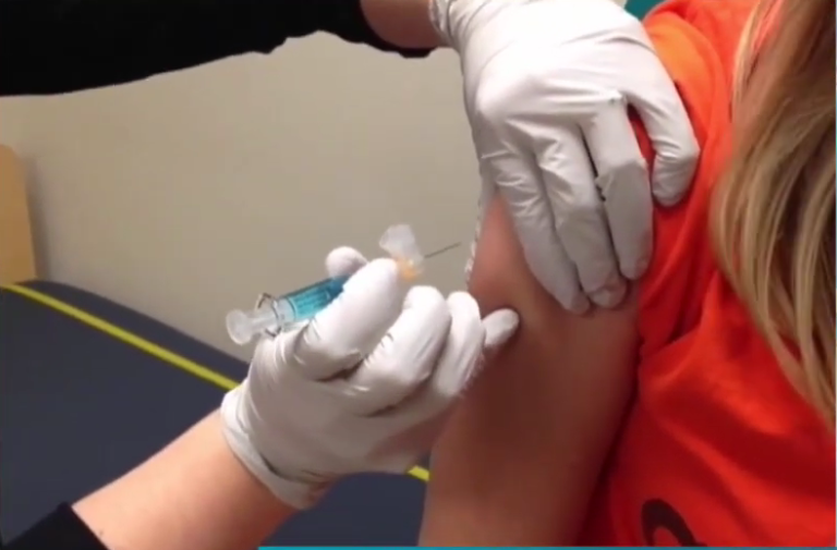 Εντείνονται οι προετοιμασίες για τον μαζικό εμβολιασμό στη χώρα μας (video)